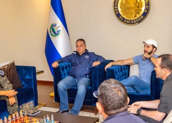 El presidente Bukele, reunido con sus ministros de Defensa y Seguridad, además del titular de la Policía Nacional Civil y un militar.