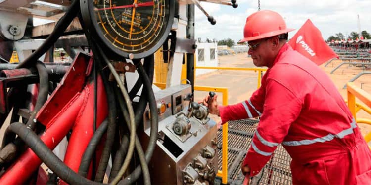 La producción petrolera venezolana apenas supera los 600 mil barriles diarios.