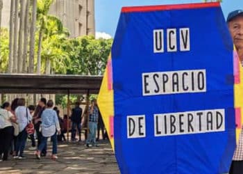 Rafael Araujo, conocido como "El señor papagayo", siempre está presente, con mensajes políticos contundentes en sus cometas.