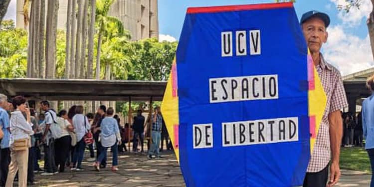 Rafael Araujo, conocido como "El señor papagayo", siempre está presente, con mensajes políticos contundentes en sus cometas.