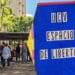 Rafael Araujo, conocido como "El señor papagayo", siempre está presente, con mensajes políticos contundentes en sus cometas.