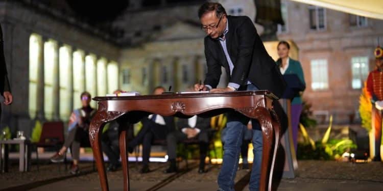Petro denuncia un «golpe blando» en contra de su gobierno