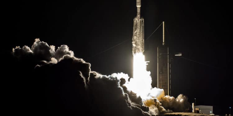 SpaceX logra exitoso despegue del súper cohete con el satélite ViaSat3