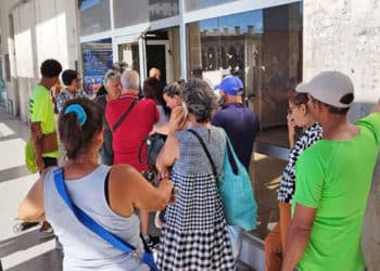 Cientos de miles de documentos están estancados y sin legalizar en Cuba, causando problemas a los ciudadanos, quienes deben hacer largas colas.