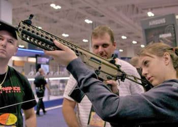 La venta de armas a menores está amparada por las leyes, pero las principales víctimas de la violencia armada son los jóvenes.
