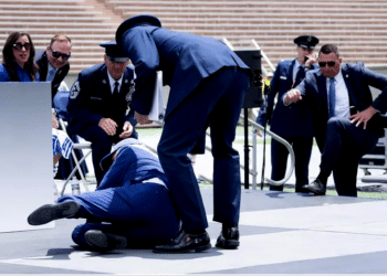 Presidente Biden sufre una caída en evento público