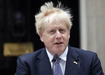 Boris Johnson salió del parlamento para volver al periodismo