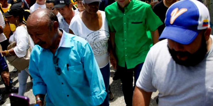 La historia se repite: Grupos chavistas atacaron al líder opositor Henrique Capriles durante una visita al interior de Venezuela