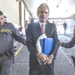 El periodista José Rubén Zamora, es llevado esposado, cual delincuente, a su reclusión, por denunciar la corrupción en el gobierno de Guatemala.