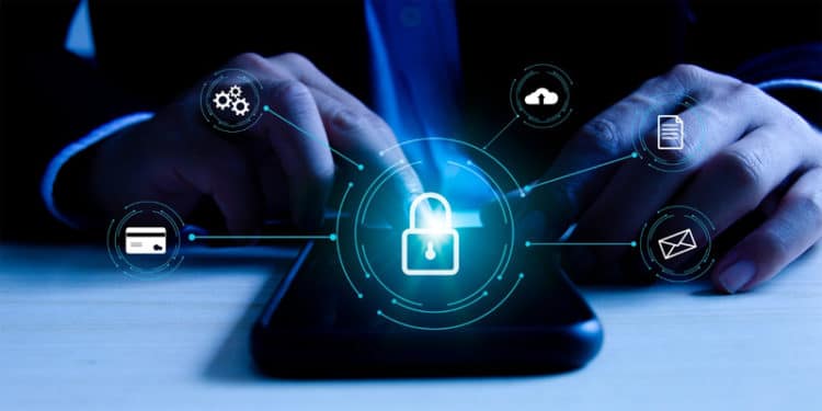 ScamBlock analiza el contenido de los sitios web y los compara con una base de datos de estafas conocidas.