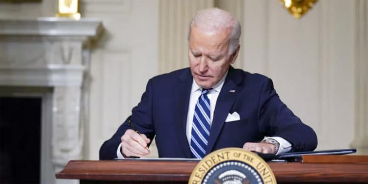 Con la firma del presidente Biden, se garantiza que el gobierno podrá seguir pidiendo prestado, para pagar sus facturas y evitar el impago.