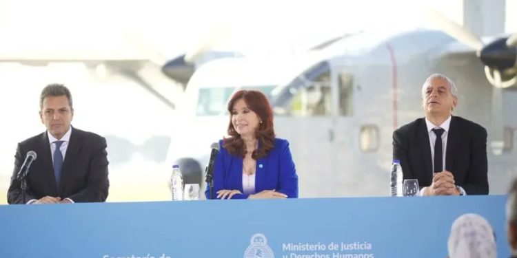 Argentina: Cristina Kirchner se sentó con Massa pero alabó a De Pedro
