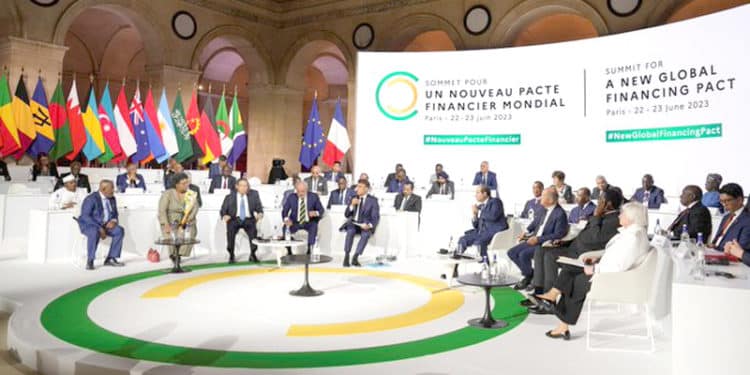 La cumbre climática de París concluyó este viernes con un consenso completo, para reformar en profundidad el sistema financiero mundial.