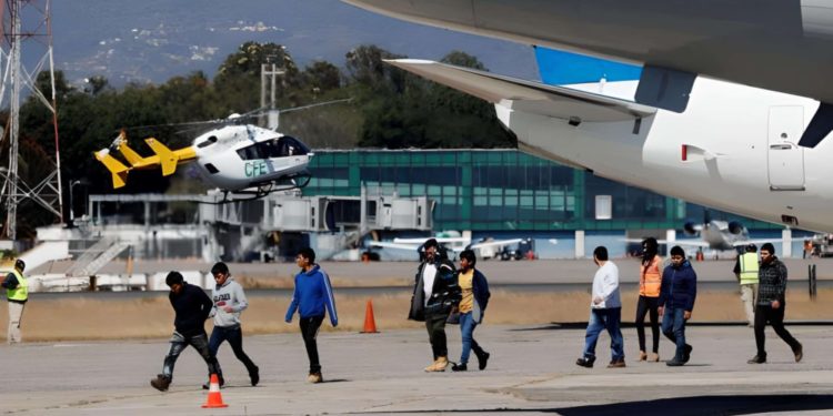 Migrantes venezolanos trasladados a California cuentan cómo los engañaron