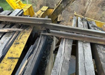 El puente fue roto por un explosivo