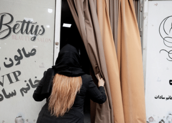 Mujeres afganas ni a la peluquería podrán ir por orden del Talibán