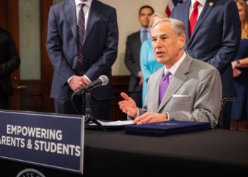Gobernador de Texas defiende muro fronterizo flotante ante posible demanda
