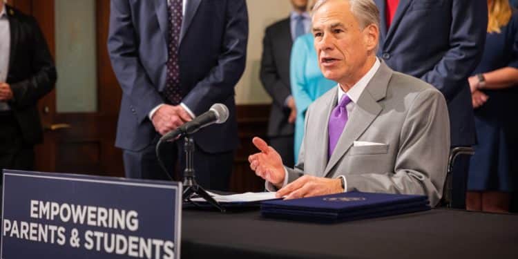 Gobernador de Texas defiende muro fronterizo flotante ante posible demanda