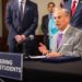 Gobernador de Texas defiende muro fronterizo flotante ante posible demanda