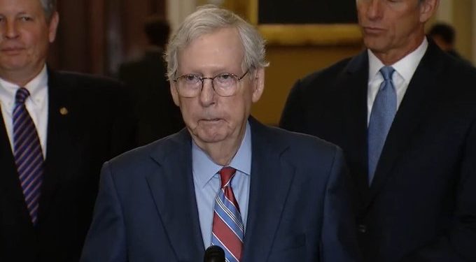 Republicanos cercanos a Trump exigen dimisión de senador tras «congelamiento»