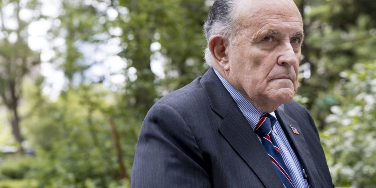 Rudolph Giuliani, ex abogado de Trump, es declarado responsable de difamación