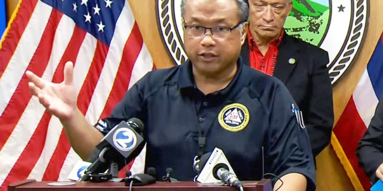 Renunció jefe de emergencias de Maui tras no haber activado las alertas de incendios