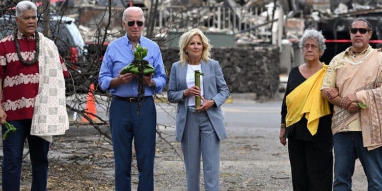Joe Biden visitó la isla de Maui, dos semanas después de los devastadores incendios forestales