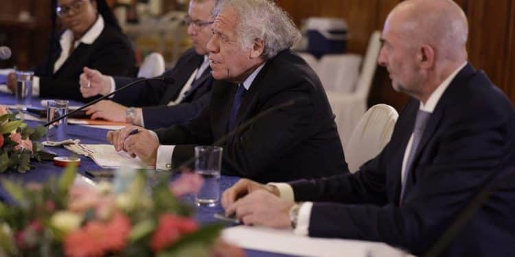 Luis Almagro visita Guatemala en medio de la grave crisis electoral