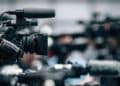 A mano armada: delincuentes asaltaron a equipo de televisión que reportaba sobre robos en Chicago