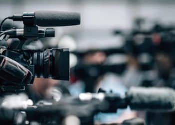 A mano armada: delincuentes asaltaron a equipo de televisión que reportaba sobre robos en Chicago