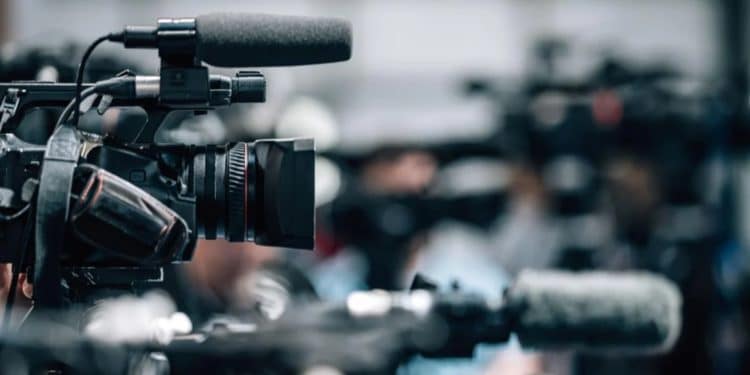 A mano armada: delincuentes asaltaron a equipo de televisión que reportaba sobre robos en Chicago