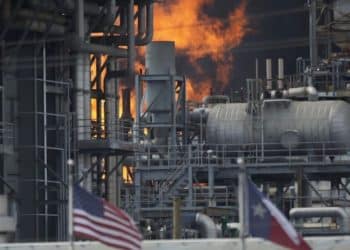 Tras incendio en refinería, Texas presentó demanda contra Shell por daños medioambientales