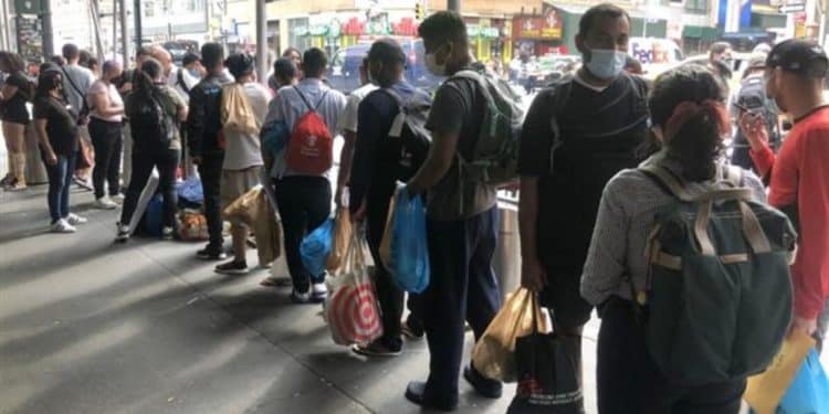 Nueva York pagará la renta de 1.250 familias solicitantes de asilo