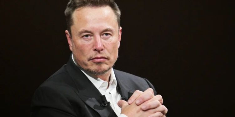 Si tu jefe te despide porque no le gusta lo que publicas en X, Elon Musk te pagará los abogados