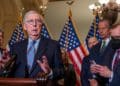 Mitchell McConnell vuelve a «congelarse» durante rueda de prensa y aviva rumores sobre su salud