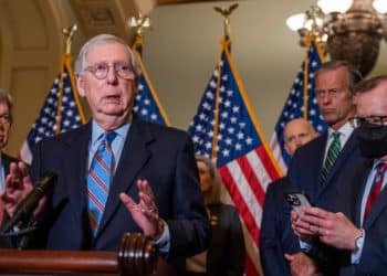 Mitchell McConnell vuelve a «congelarse» durante rueda de prensa y aviva rumores sobre su salud