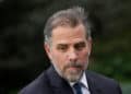 “Procesen a Hunter Biden”: la pancarta que voló cerca de la casa del presidente
