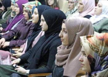 Francia prohíbe la abaya en los colegios en nombre del laicismo