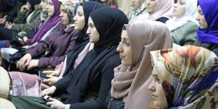 Francia prohíbe la abaya en los colegios en nombre del laicismo