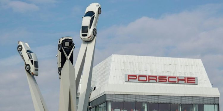 Porsche desata polémica por borrar emblemática estatua de Cristo en una publicidad