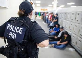 Gobierno de EE.UU expande toques de queda para inmigrantes en más ciudades