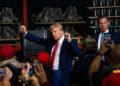 Trump arremete contra Biden por «asesinar la industria del automóvil» debido a su apoyo a los autos eléctricos