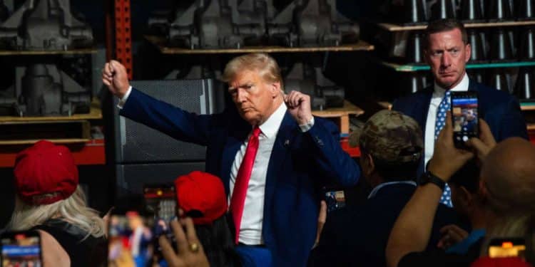 Trump arremete contra Biden por «asesinar la industria del automóvil» debido a su apoyo a los autos eléctricos