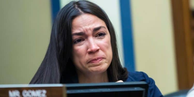 Demócrata Alexandria Ocasio-Cortez sobre su Tesla: «Era el carro más seguro en pandemia»