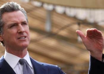 Inesperado: gobernador de California veta agresiva ley de custodia para niños con disforia de género