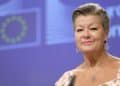 Comisaria de la UE es captada tejiendo en plena sesión del Parlamento Europeo