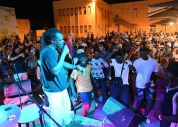 En medio de la crisis migratoria en Lampedusa, voluntarios de ONG organizan fiesta con refugiados y turistas