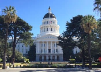 Senado de California aprueba otorgar $300 a migrantes ilegales desempleados