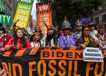 Alarmistas climáticos protestan contra los combustibles fósiles y Biden