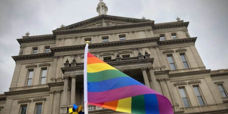 Corte Suprema de Michigan ordena a jueces referirse a abogados y demandados con el «pronombre que deseen»